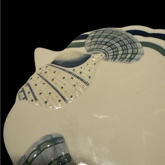 Pfaltzgraff Seashell Ceramic Trivet with Scalloped Edges. Textured. (1-I) - Picture 4 of 6